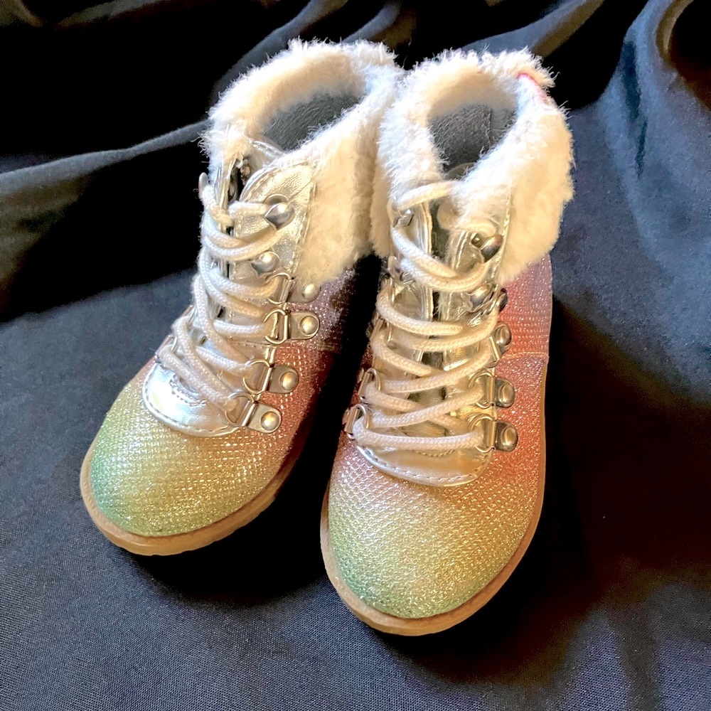 Juicy couture size 6 toddler girl boots.